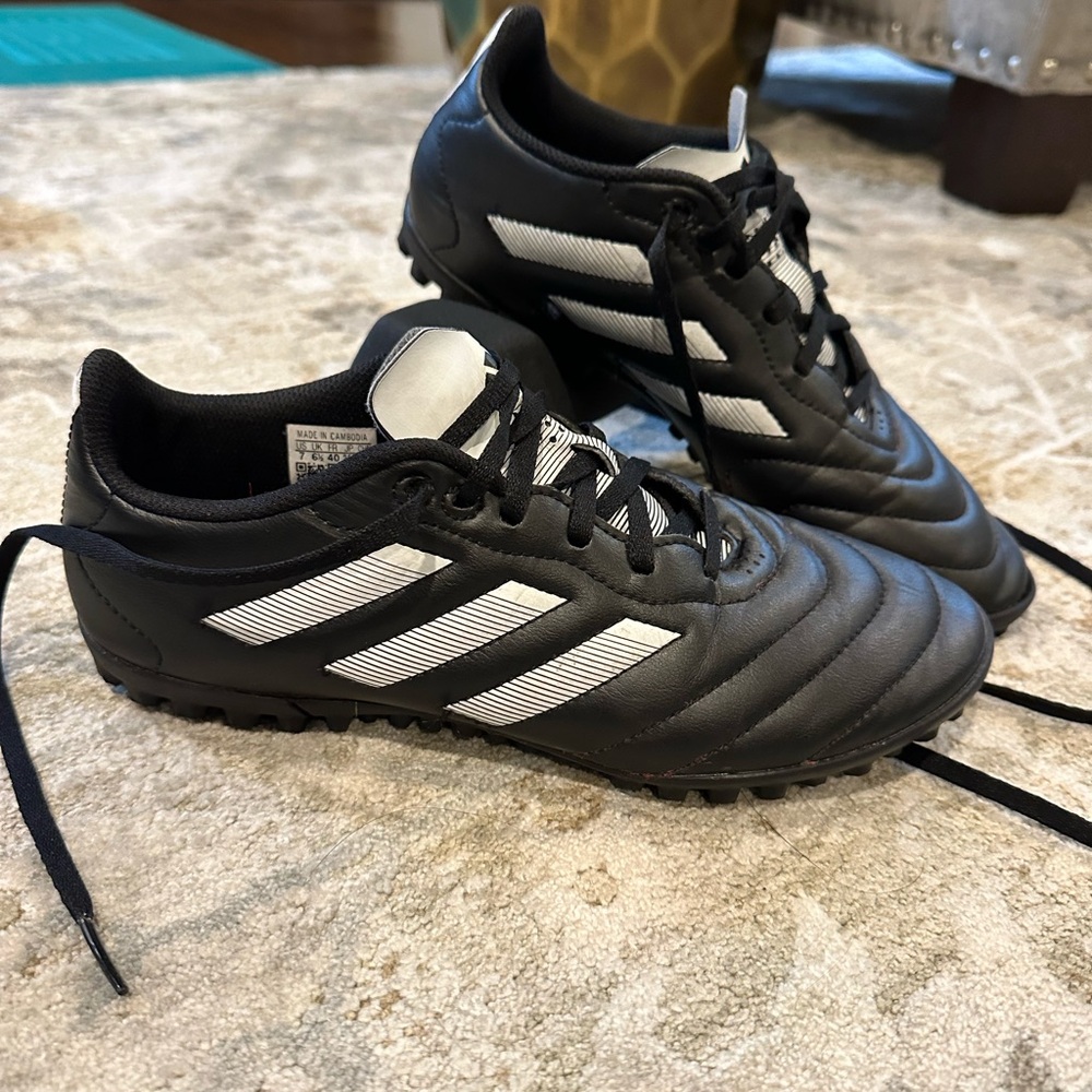 Men/big boy size 7 Adidas turf shoes, black